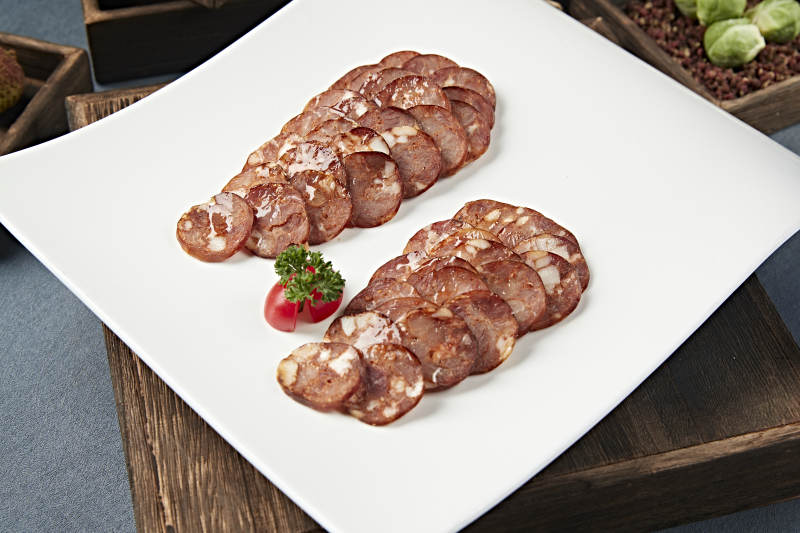 美味凉菜川味烟熏麻辣肠切片图片