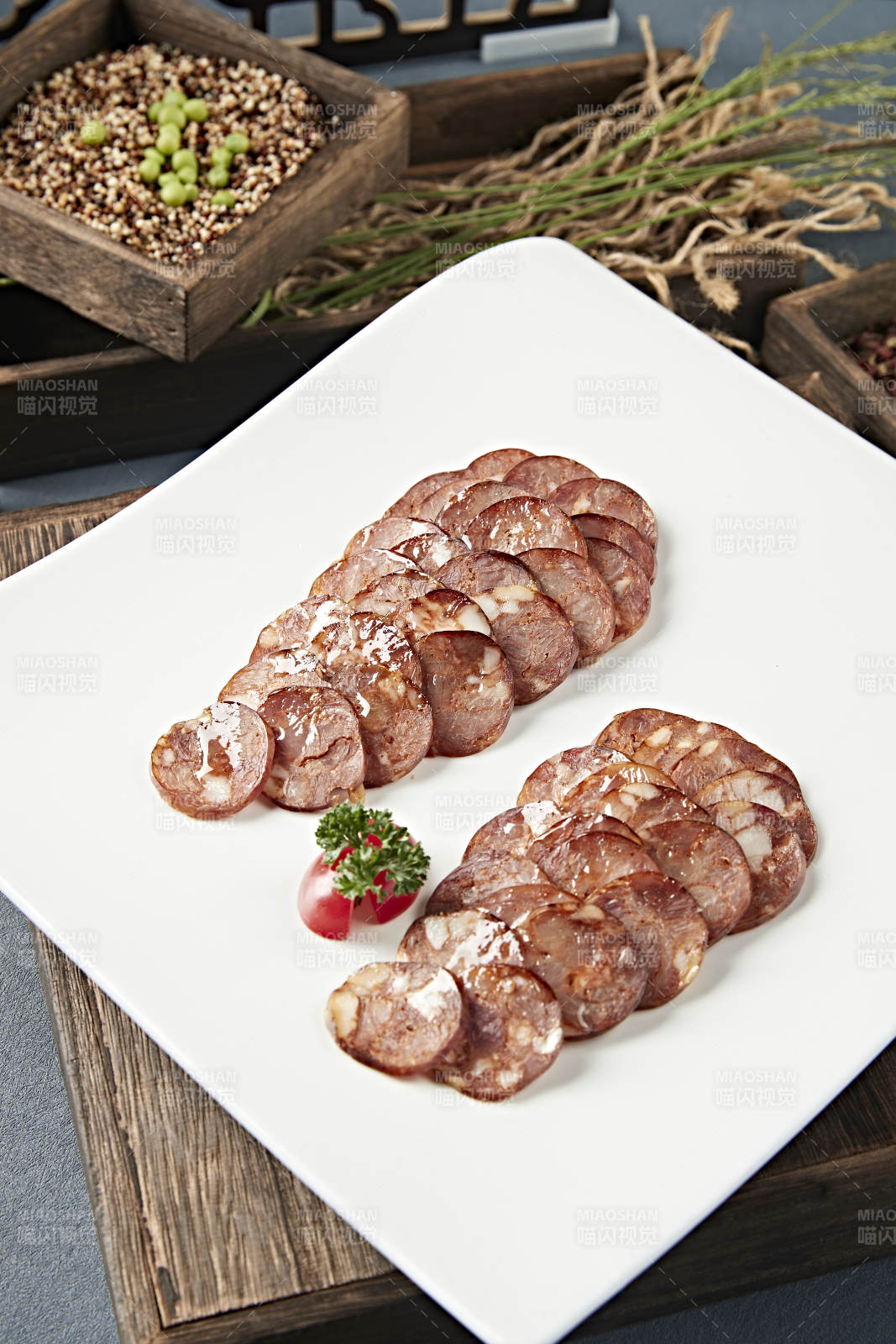 美味凉菜川味烟熏麻辣肠切片图片