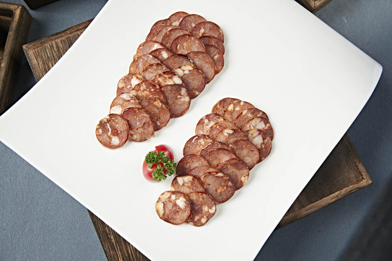 美味凉菜川味烟熏麻辣肠切片图片