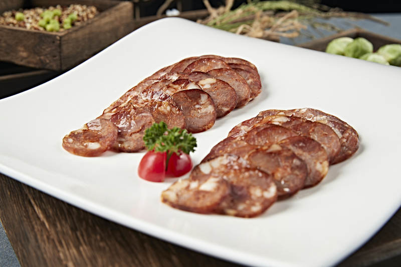 美味凉菜川味烟熏麻辣肠切片图片