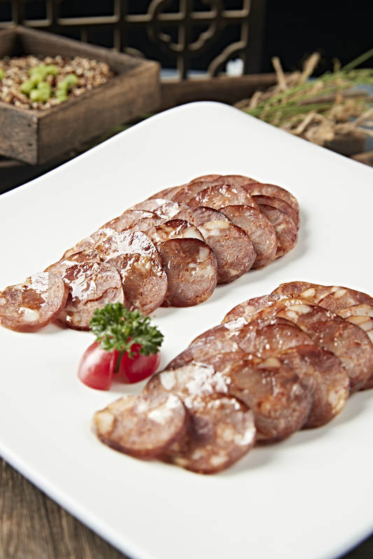 美味凉菜川味烟熏麻辣肠切片图片