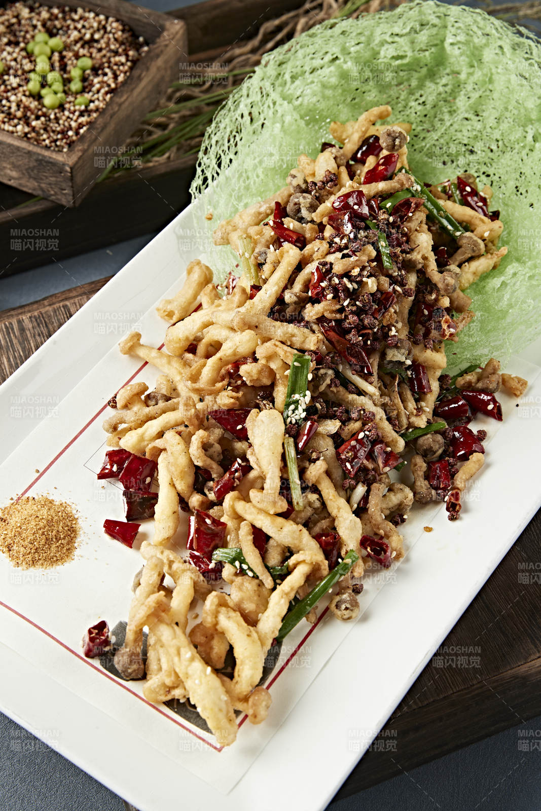 川味麻辣干炸海鲜菇图片