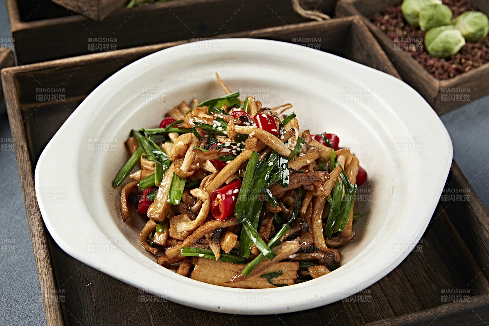 韭菜辣椒酱爆杂菌图片