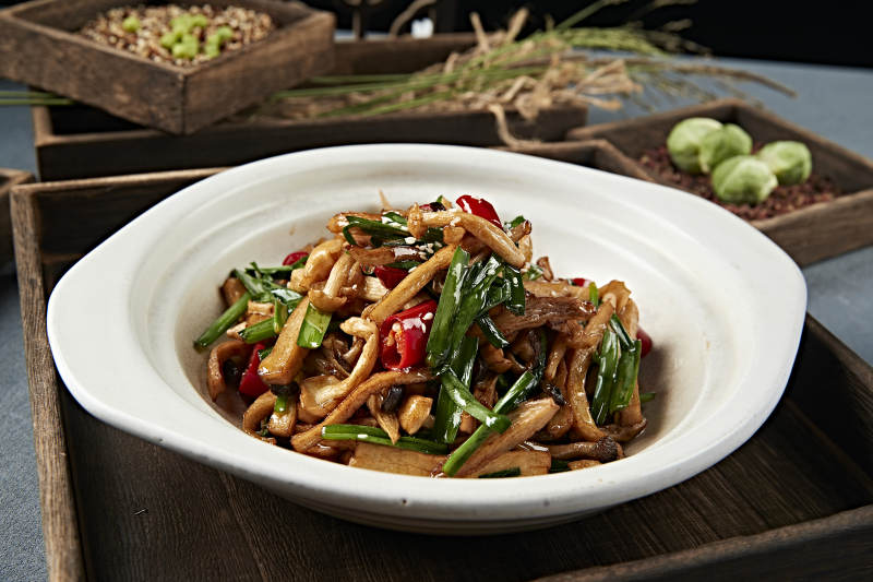 韭菜辣椒酱爆杂菌图片