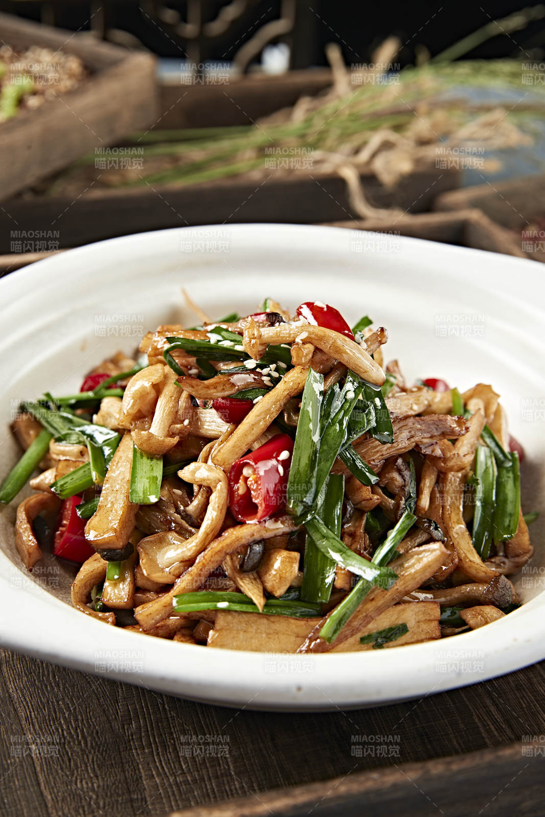 韭菜辣椒酱爆杂菌图片