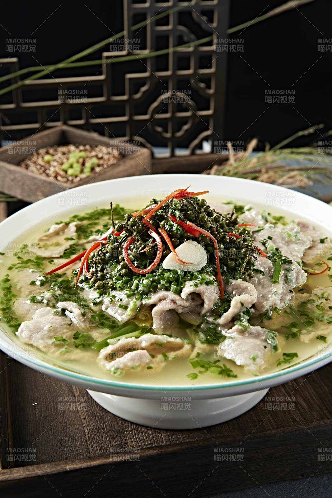 葱香藤椒水煮牛肉片图片