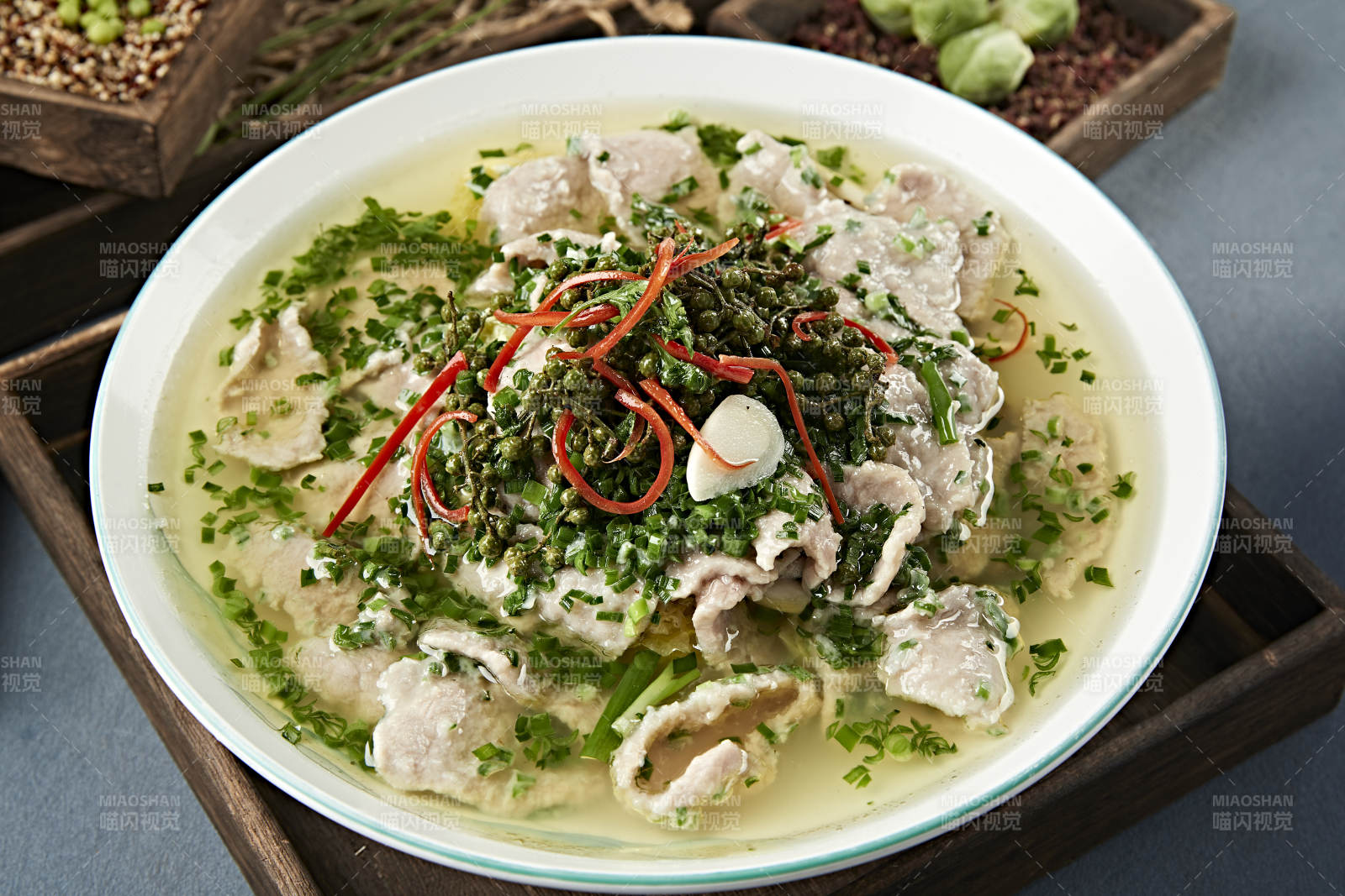 葱香藤椒水煮牛肉片图片