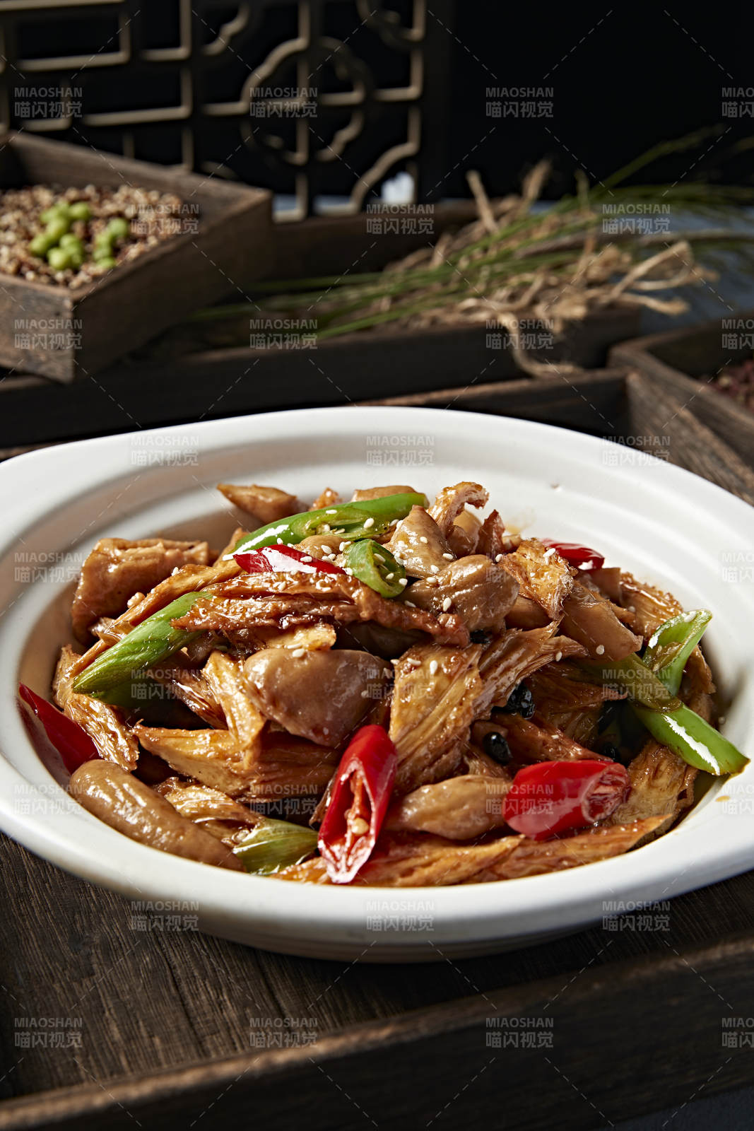 杭椒蒜苗腐竹酱爆肥肠图片