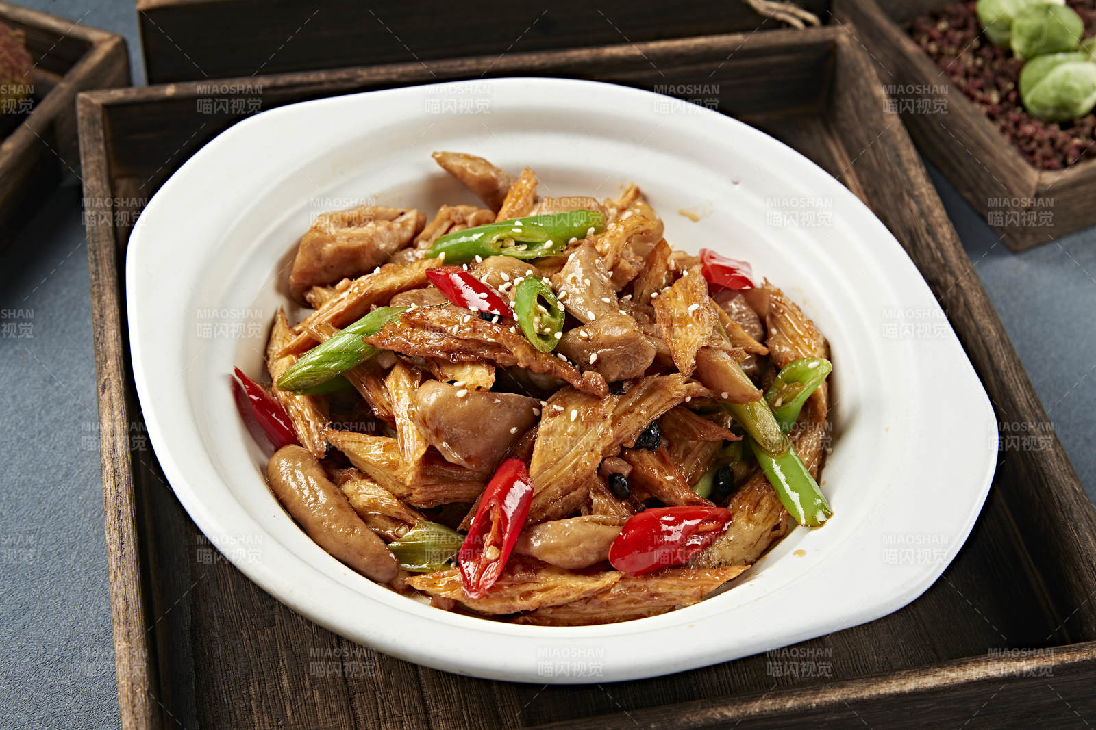 杭椒蒜苗腐竹酱爆肥肠图片