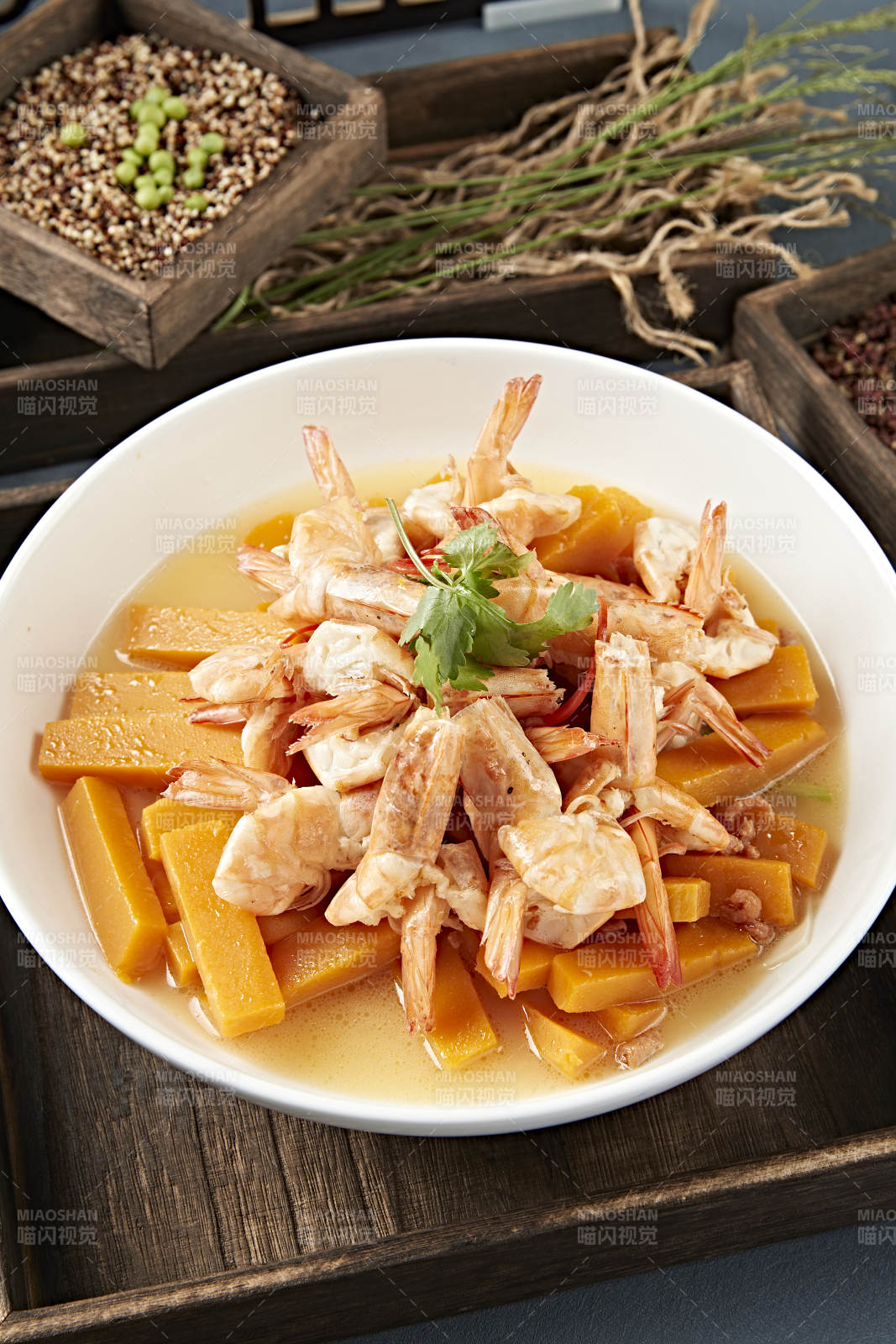 清汤金瓜炖煮开背大虾图片