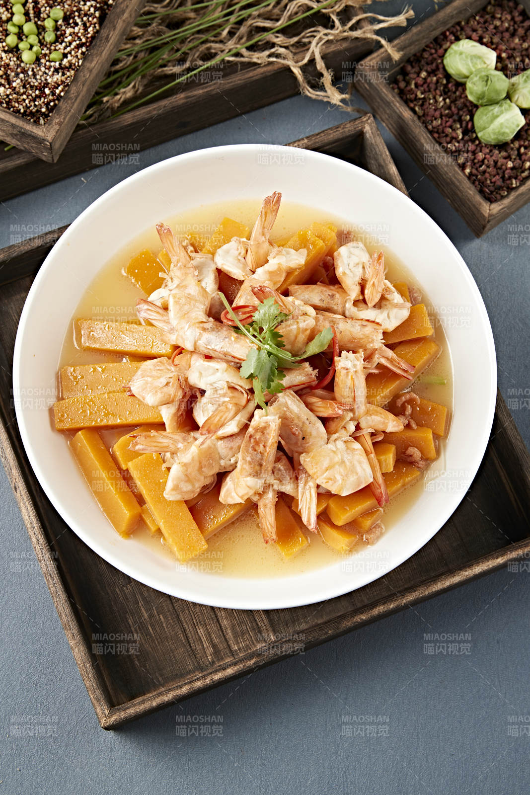 清汤金瓜炖煮开背大虾图片