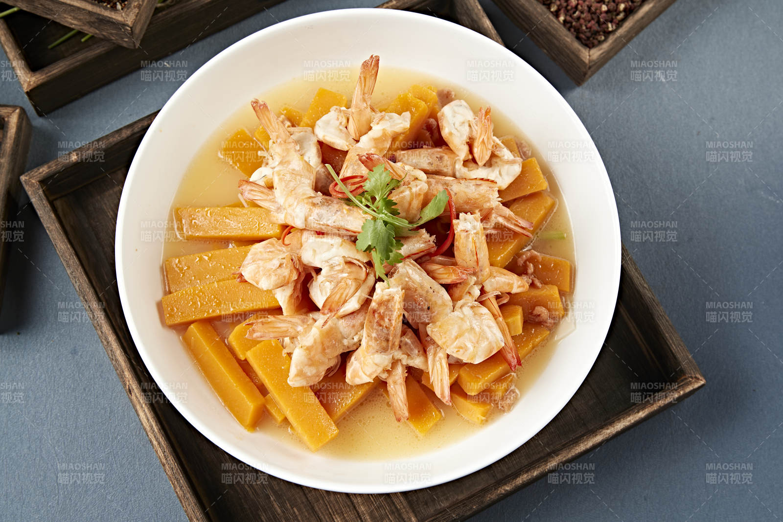 清汤金瓜炖煮开背大虾图片