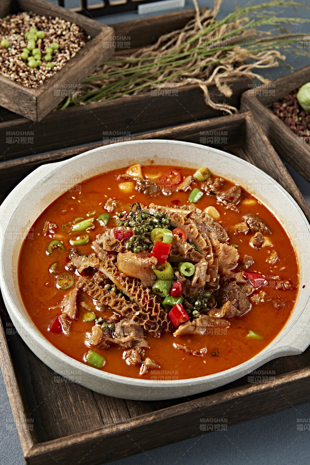 藤椒酸辣米椒蒜子炖金钱肚图片