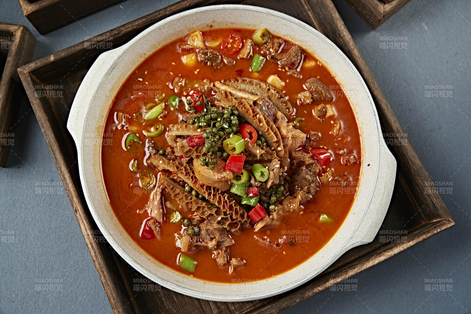 藤椒酸辣米椒蒜子炖金钱肚图片