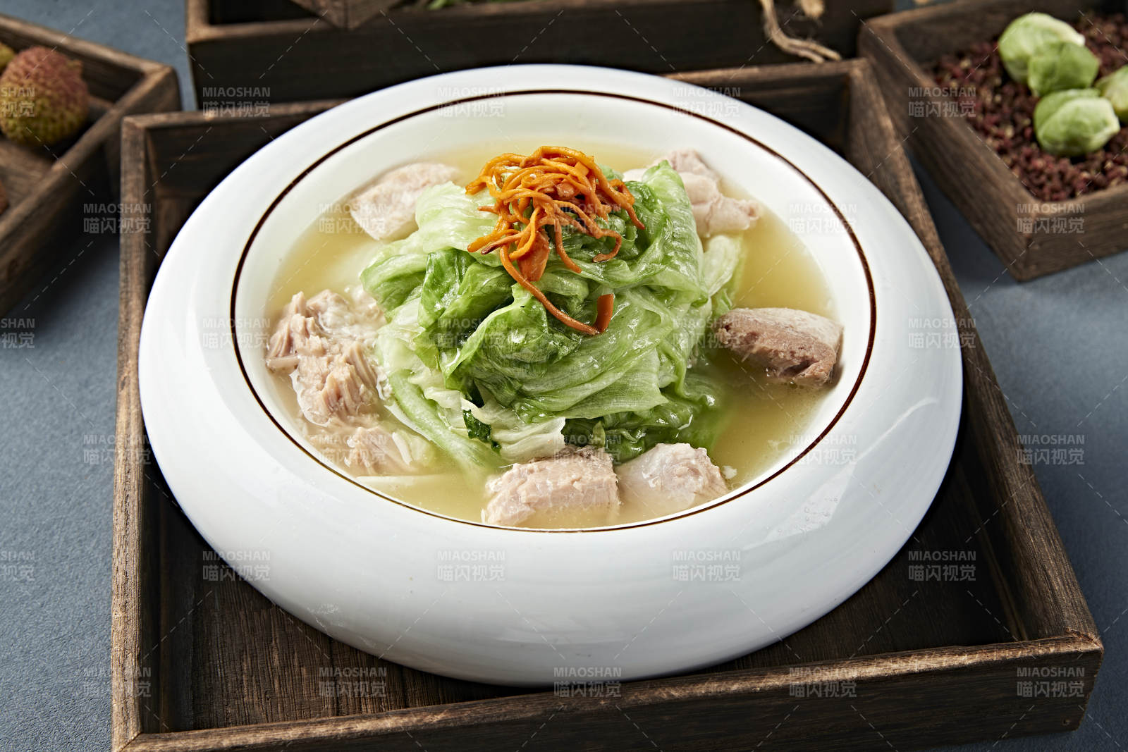 上汤生菜虫草花炖罐头猪肘肉图片