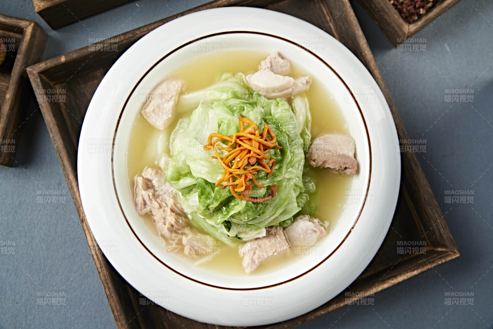 上汤生菜虫草花炖罐头猪肘肉图片