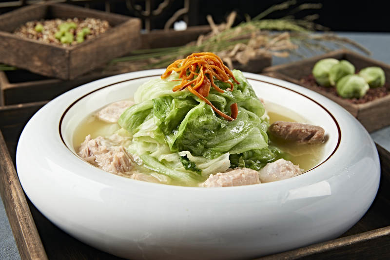 上汤生菜虫草花炖罐头猪肘肉图片