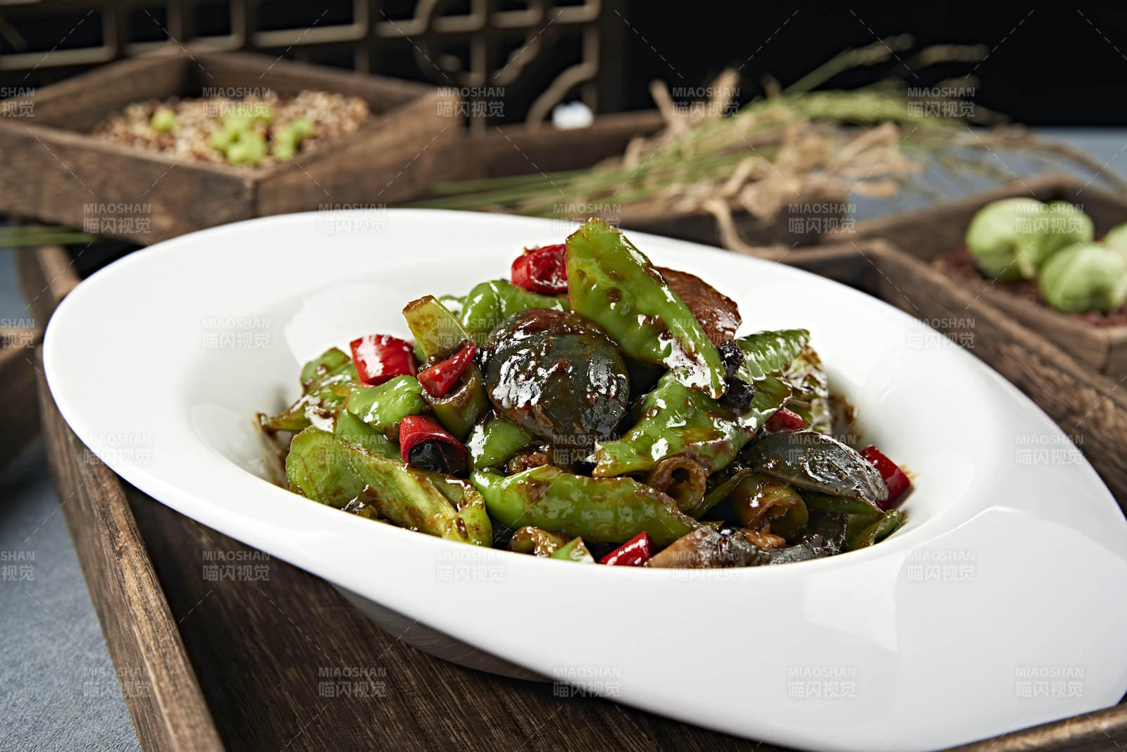 双椒酱爆皮蛋图片