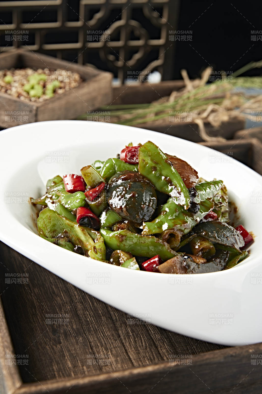 双椒酱爆皮蛋图片