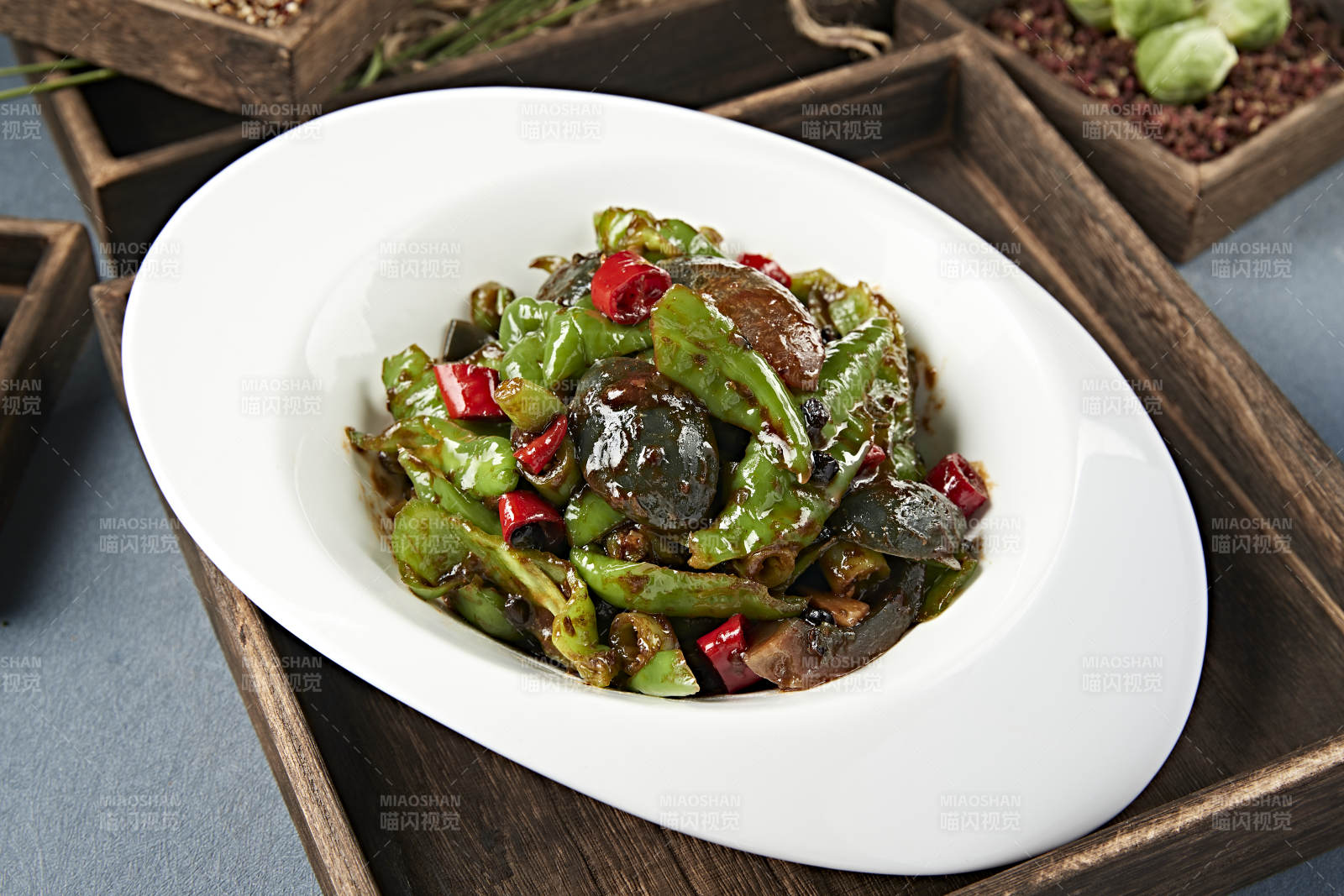 双椒酱爆皮蛋图片