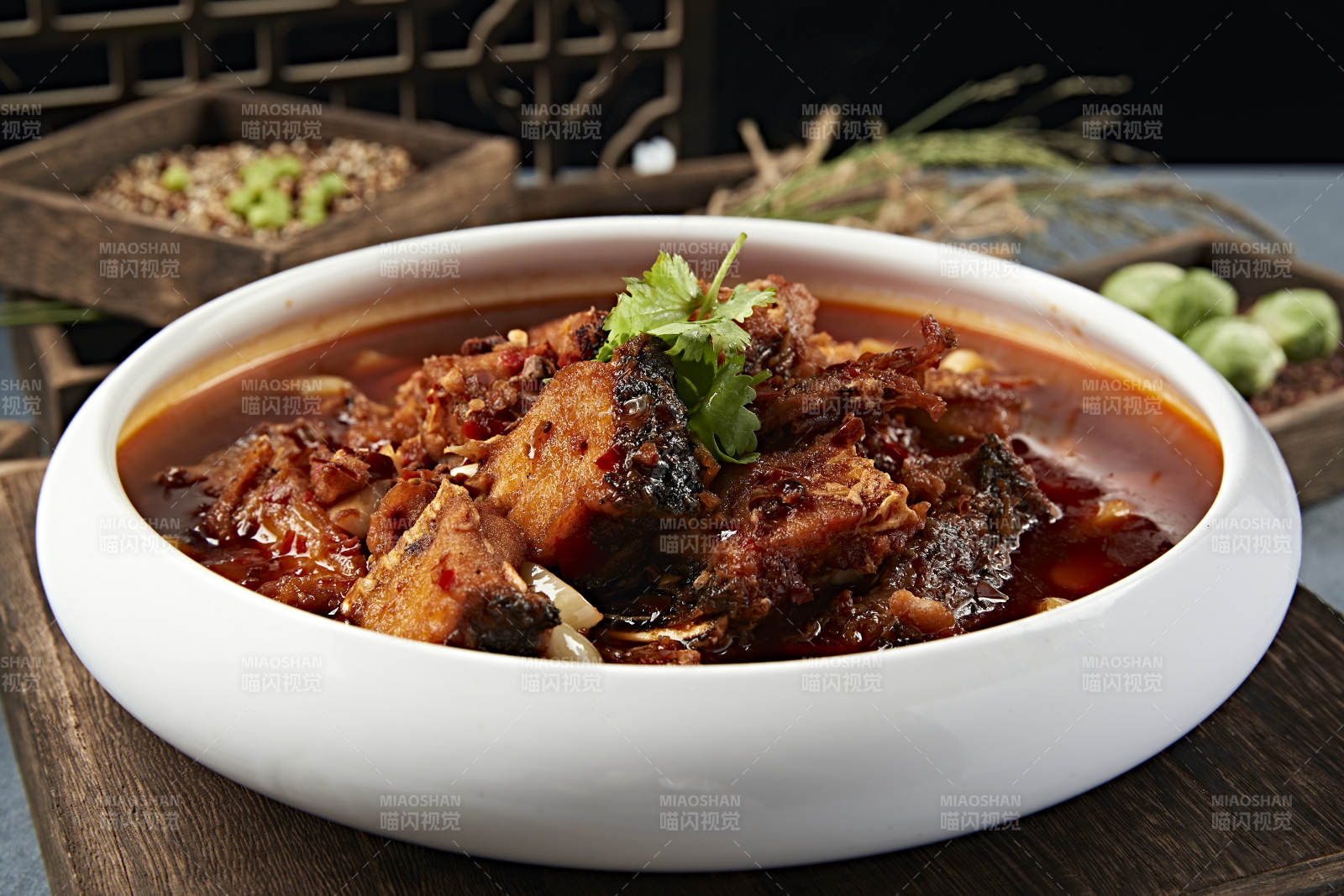 蒜香红油香辣炖鱼排图片