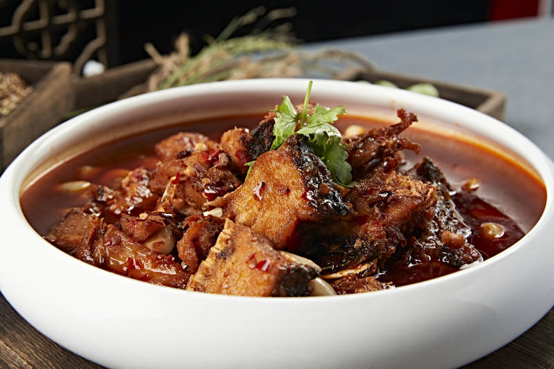 蒜香红油香辣炖鱼排图片