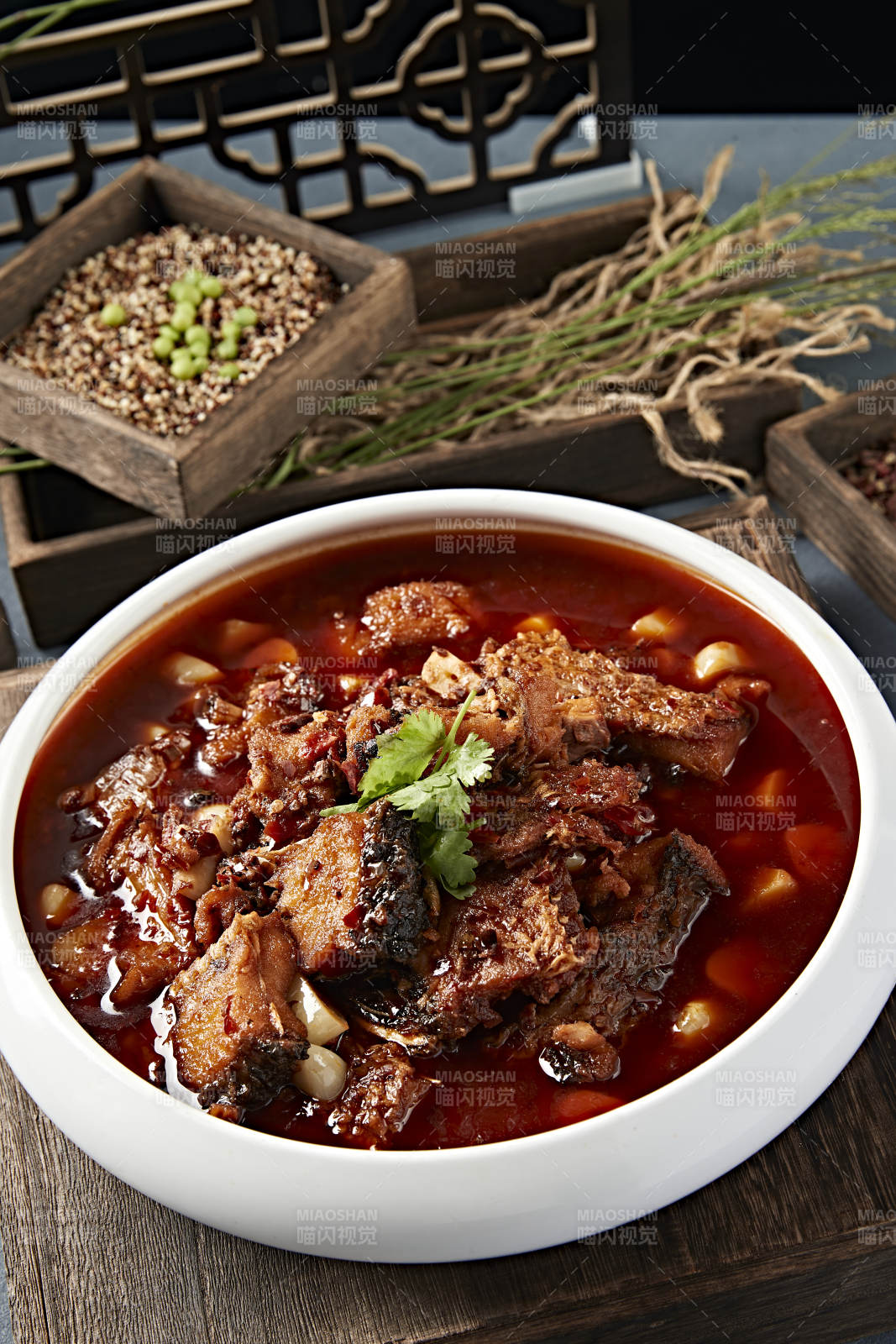 蒜香红油香辣炖鱼排图片