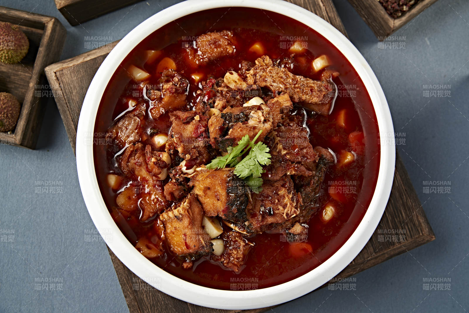 蒜香红油香辣炖鱼排图片