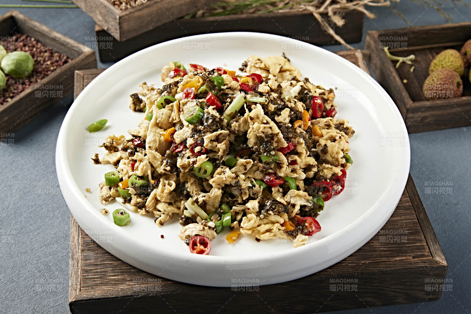 米椒蒜薹地皮菜炒柴鸡蛋图片