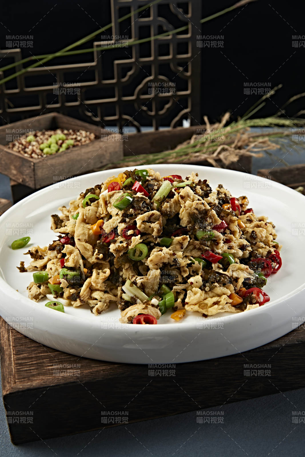 米椒蒜薹地皮菜炒柴鸡蛋图片