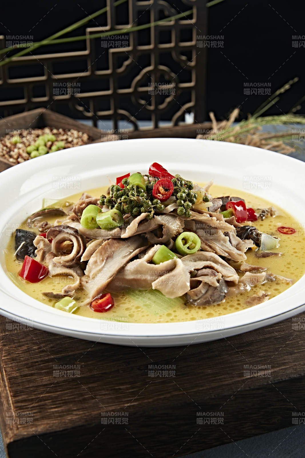 藤椒酸辣炖猪肚图片