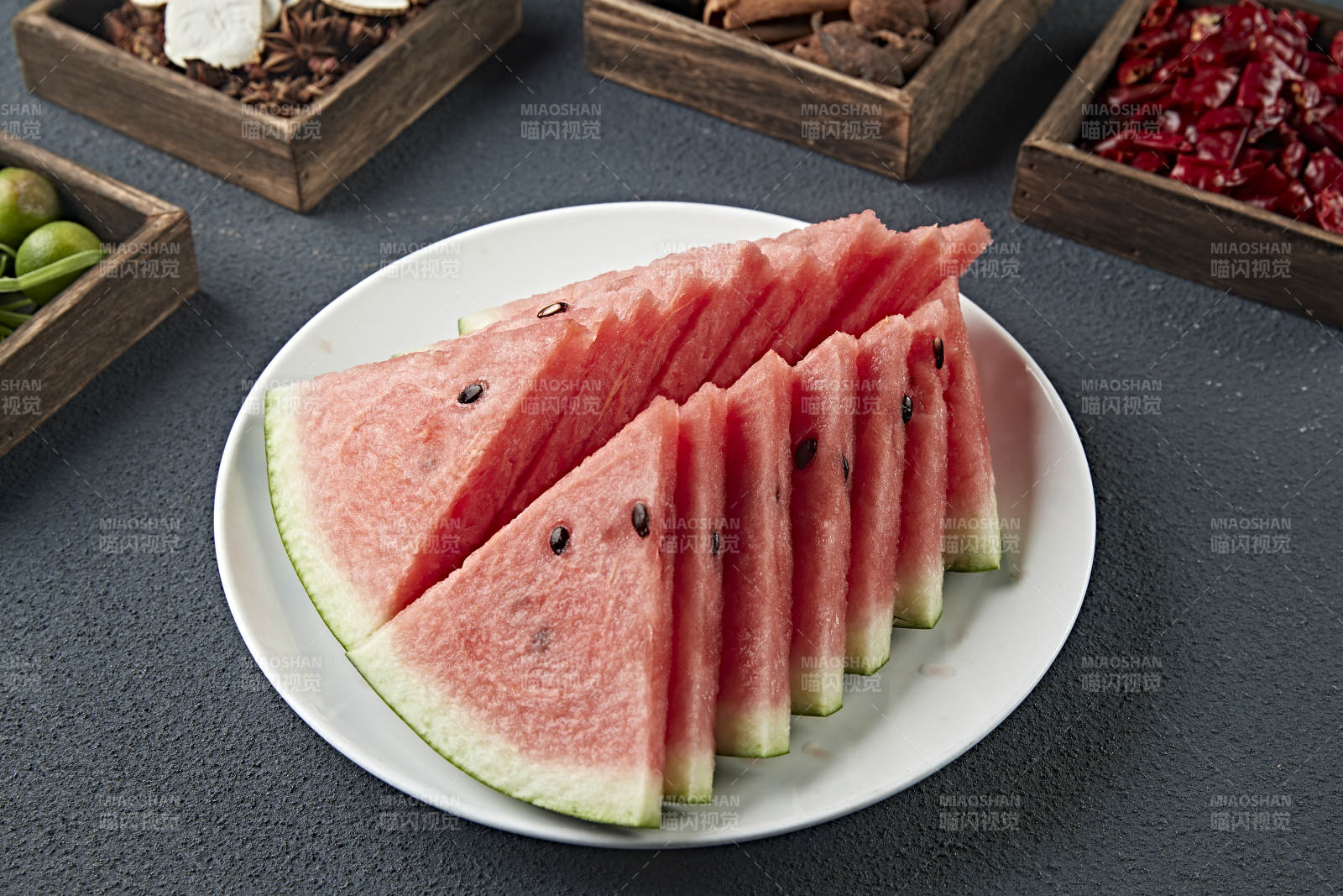 一盘切好的美味西瓜图片