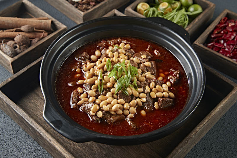 红油砂锅黄豆烧牛腩图片