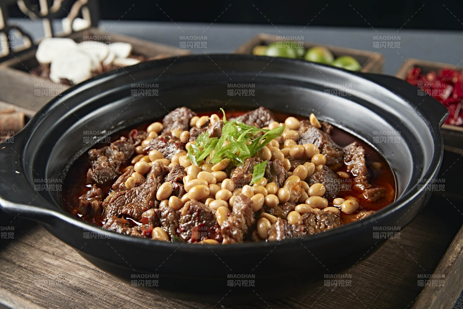 红油砂锅黄豆烧牛腩图片
