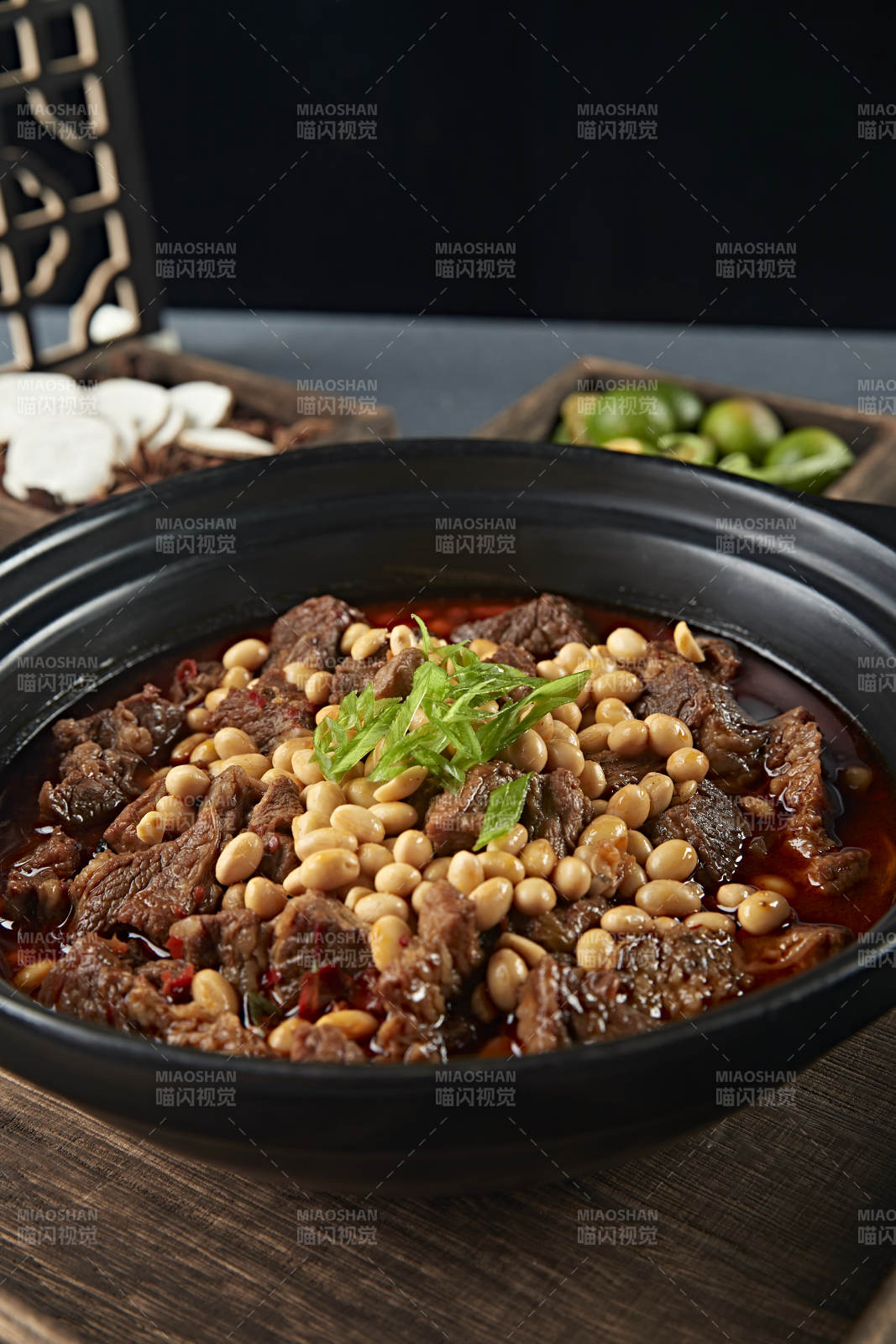 红油砂锅黄豆烧牛腩图片