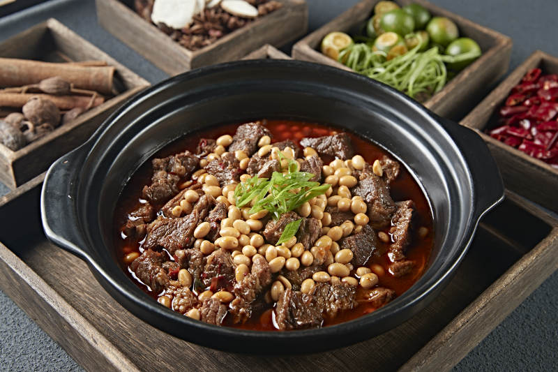 红油砂锅黄豆烧牛腩图片