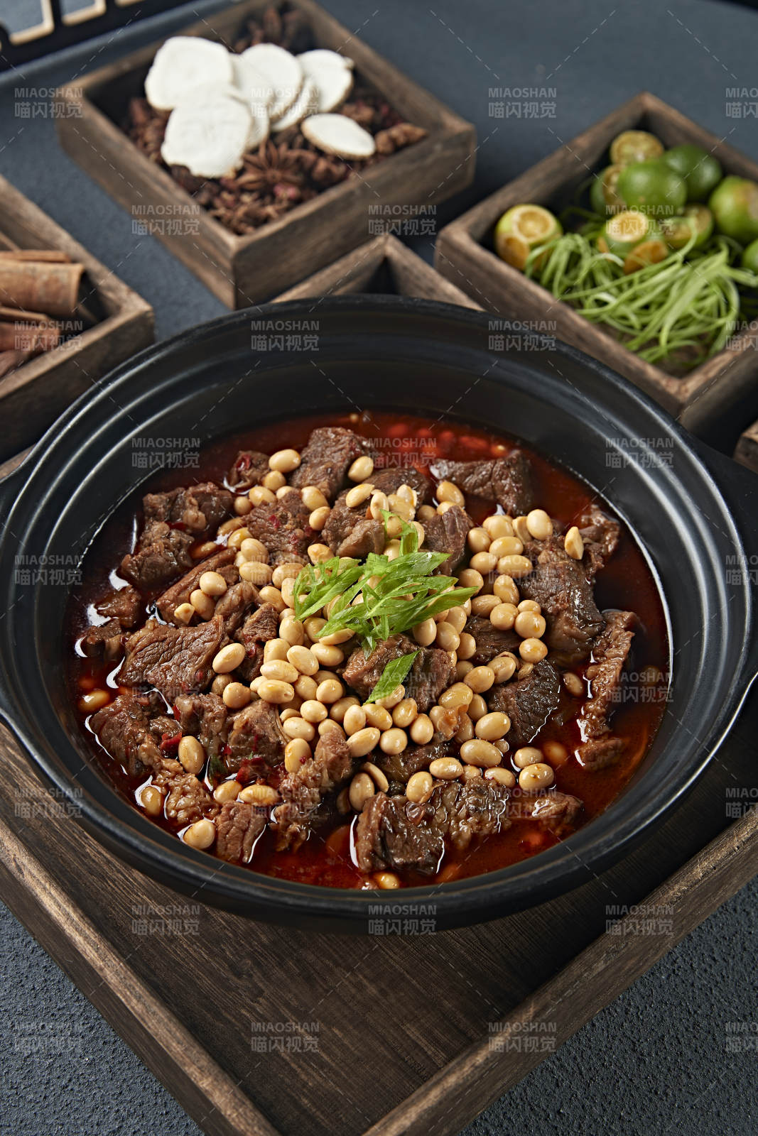 红油砂锅黄豆烧牛腩图片