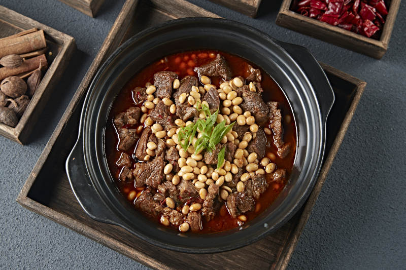 红油砂锅黄豆烧牛腩图片