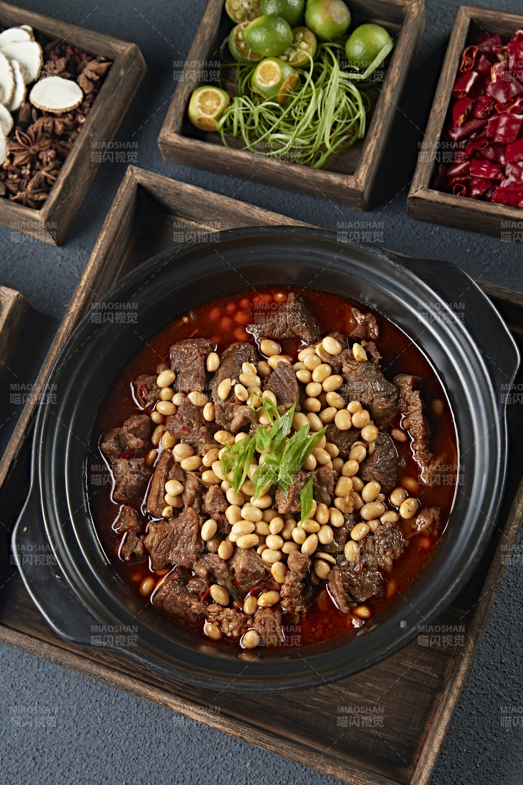 红油砂锅黄豆烧牛腩图片