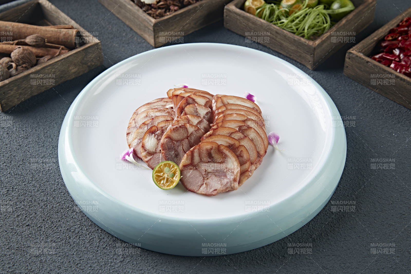 烟熏卤味压肘花卷切片图片