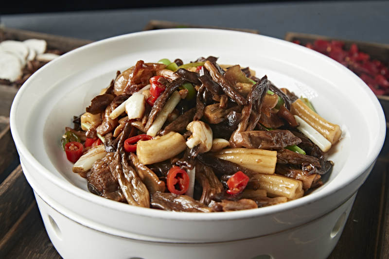 蒜子米椒五花肉炒松蘑粗粉条图片