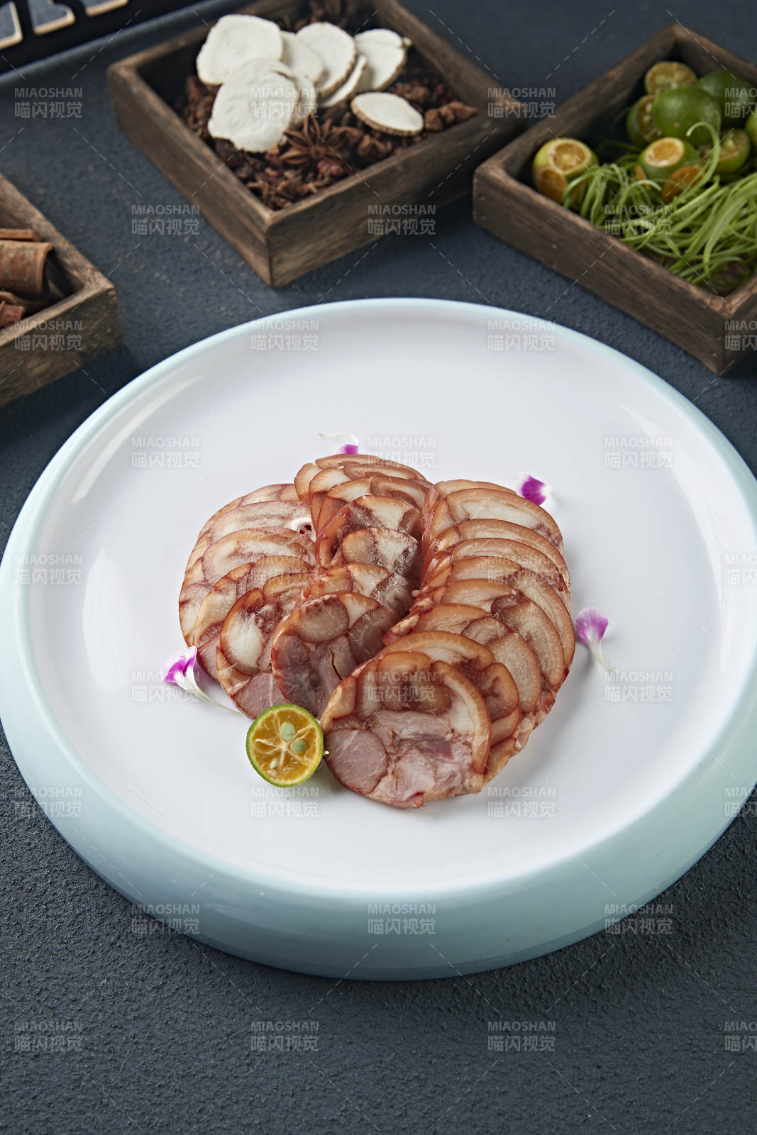 烟熏卤味压肘花卷切片图片