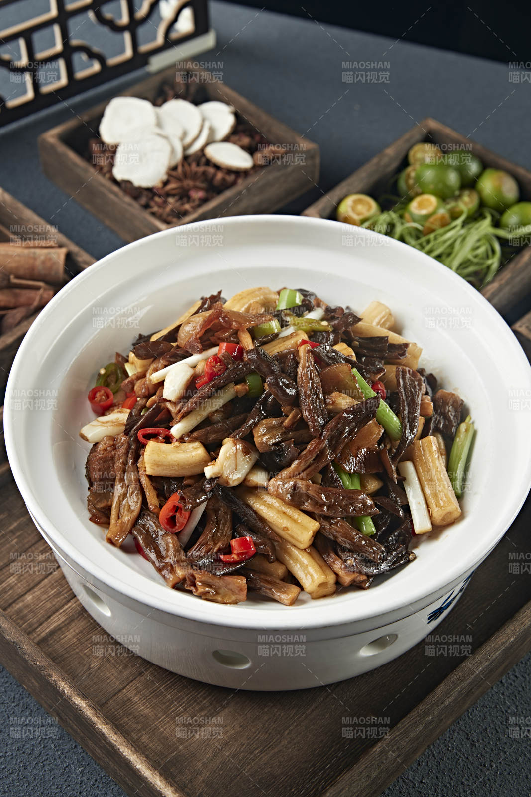 蒜子米椒五花肉炒松蘑粗粉条图片