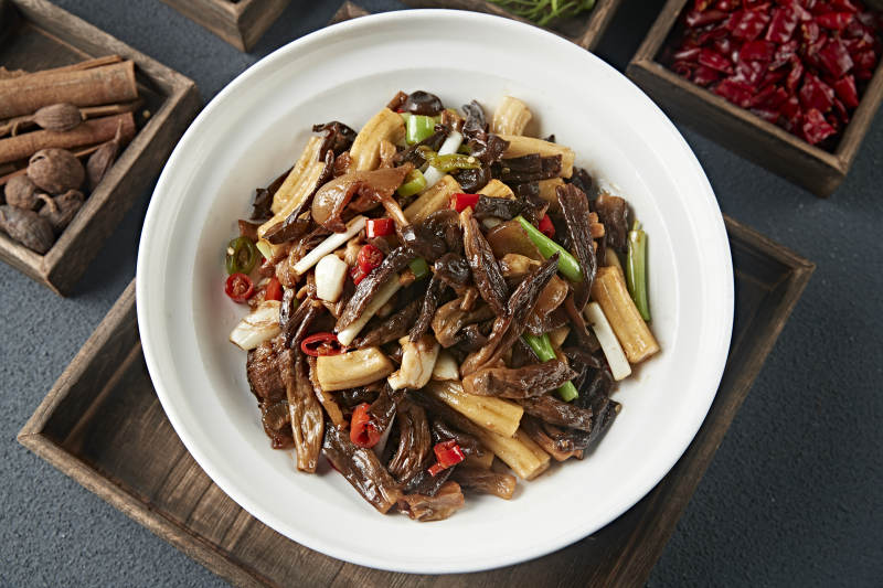 蒜子米椒五花肉炒松蘑粗粉条图片