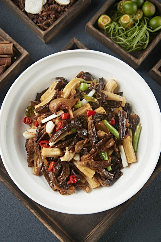 蒜子米椒五花肉炒松蘑粗粉条图片