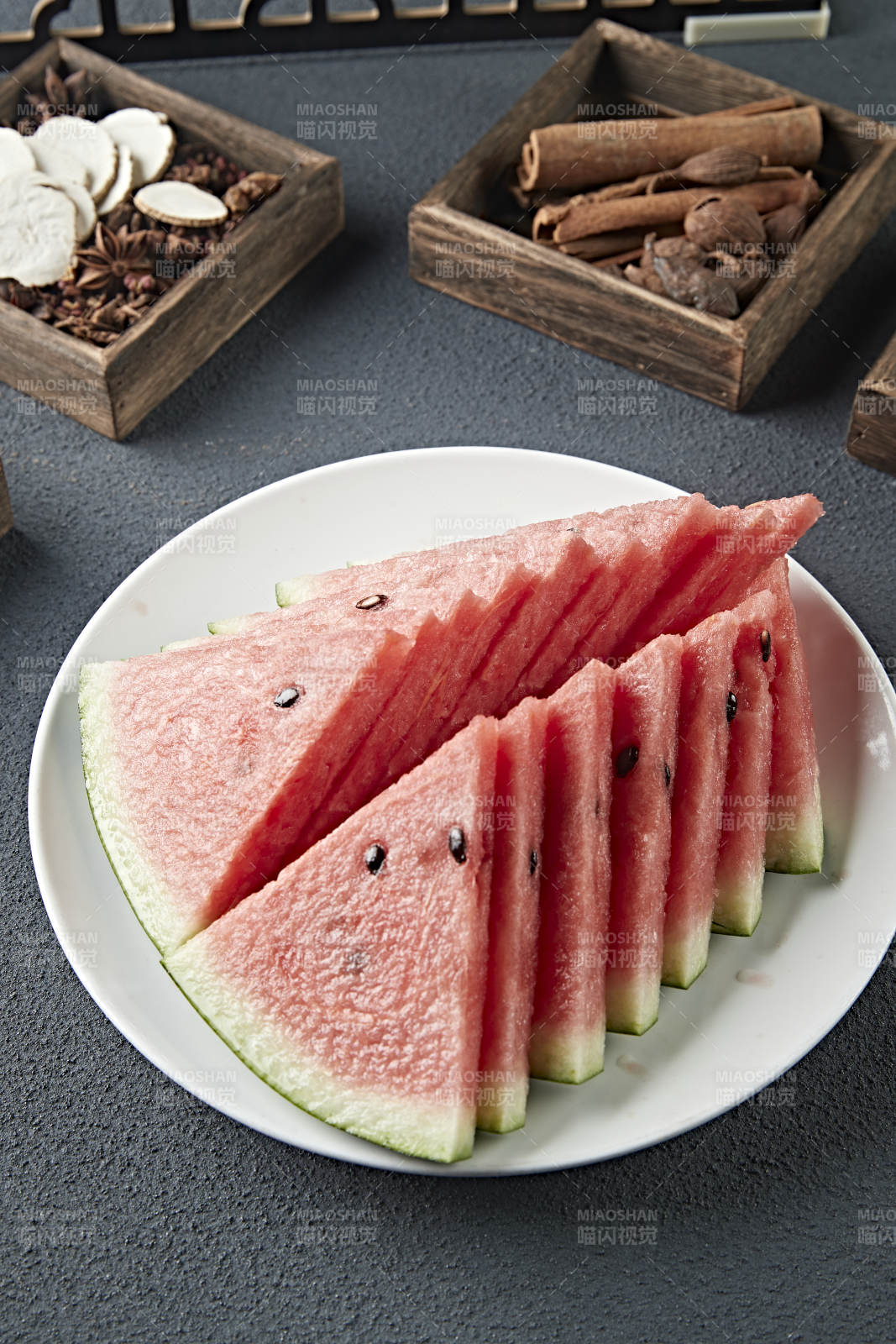 一盘切好的美味西瓜图片