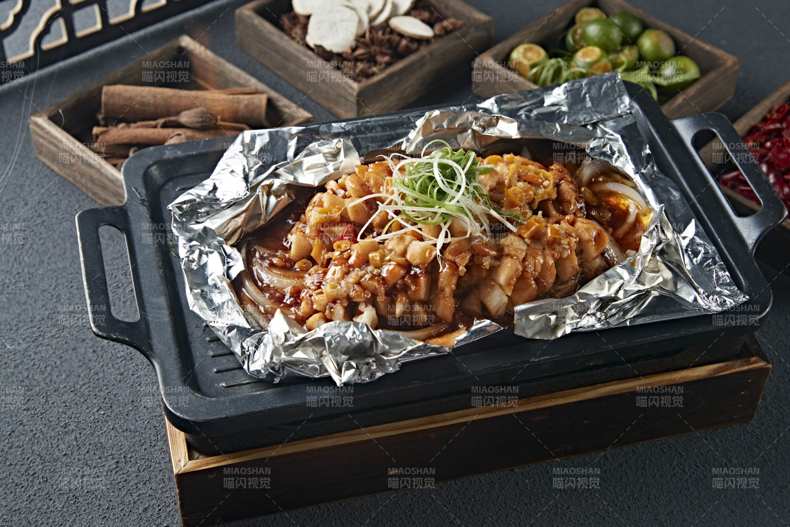 铁板锡纸烤鲈鱼图片