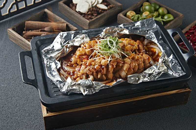 铁板锡纸烤鲈鱼图片