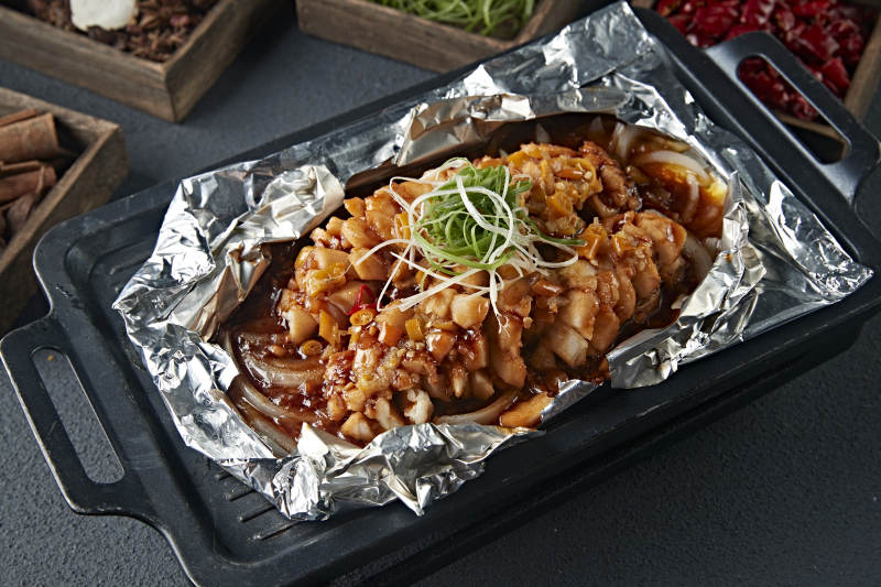 铁板锡纸烤鲈鱼图片