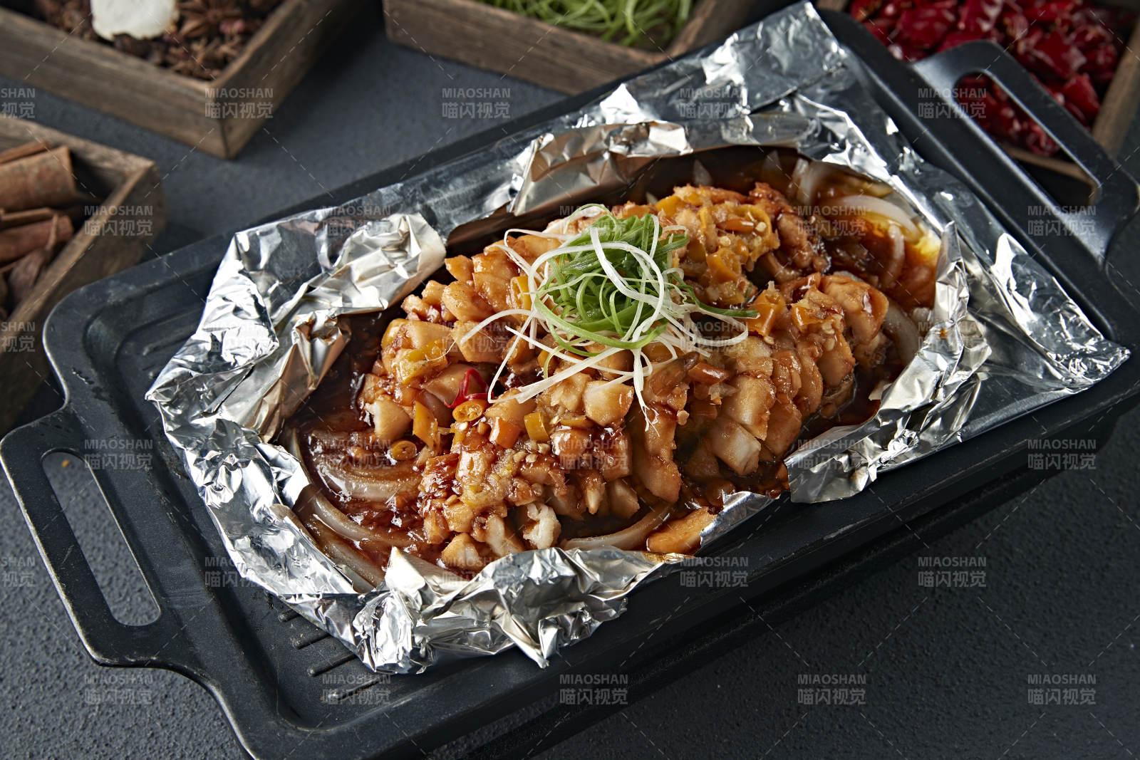 铁板锡纸烤鲈鱼图片